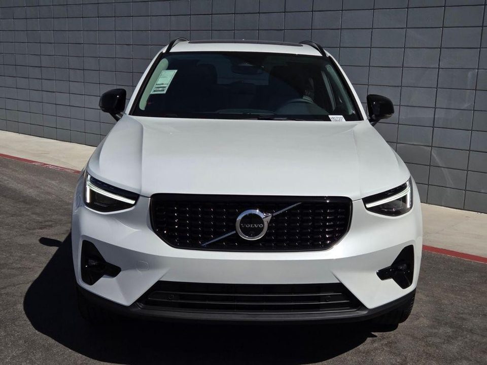 2026 Volvo XC40 Ultra, B5 AWD Gas (mild hybrid), Dark