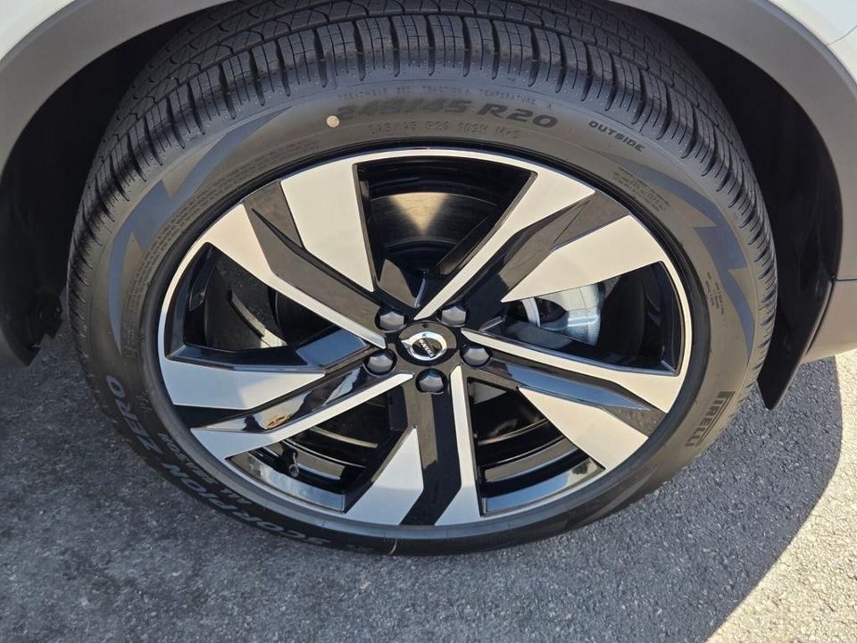 2026 Volvo XC40 Ultra, B5 AWD Gas (mild hybrid), Dark