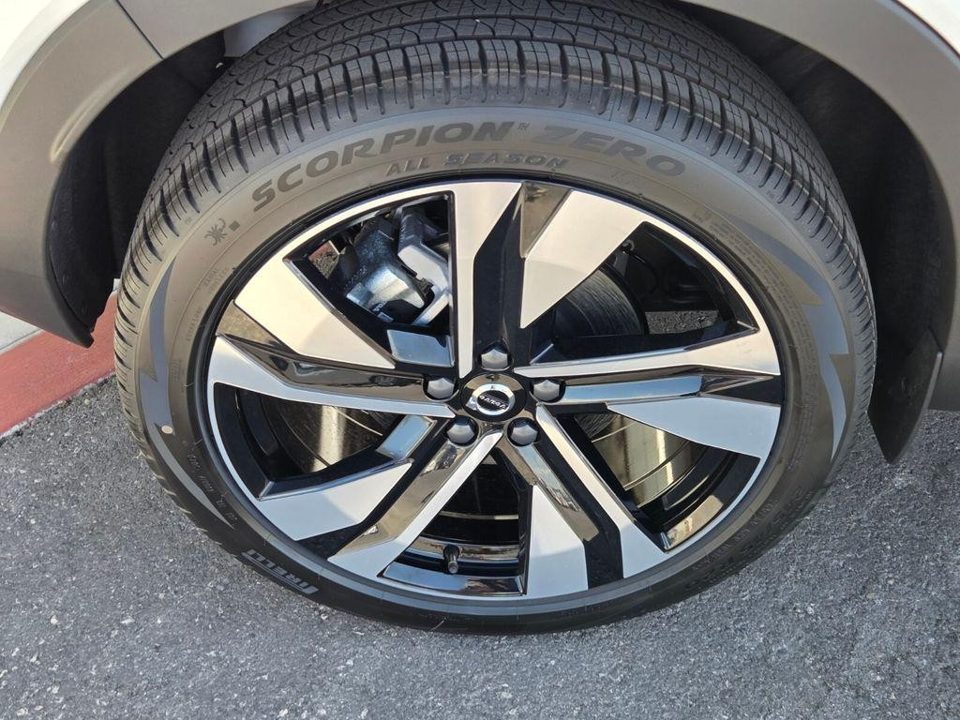 2026 Volvo XC40 Ultra, B5 AWD Gas (mild hybrid), Dark