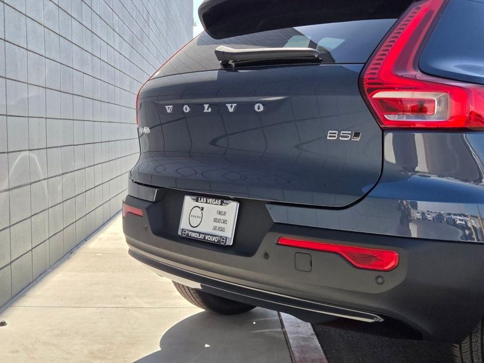 2026 Volvo XC40 Ultra, B5 AWD Gas (mild hybrid), Dark