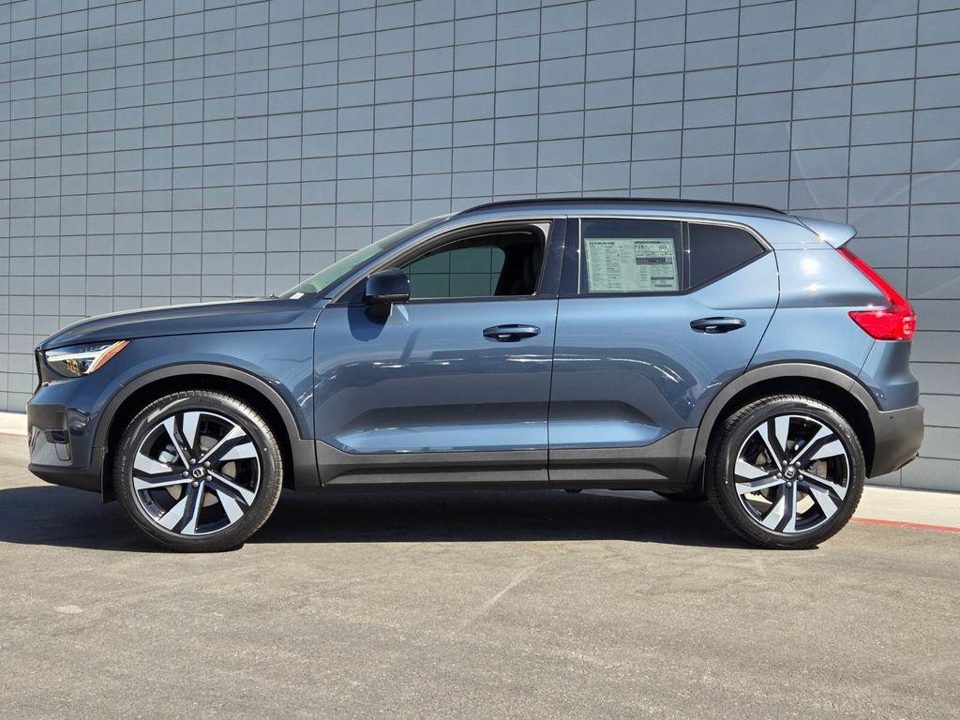 2026 Volvo XC40 Ultra, B5 AWD Gas (mild hybrid), Dark