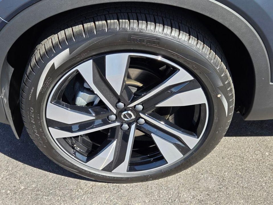 2026 Volvo XC40 Ultra, B5 AWD Gas (mild hybrid), Dark