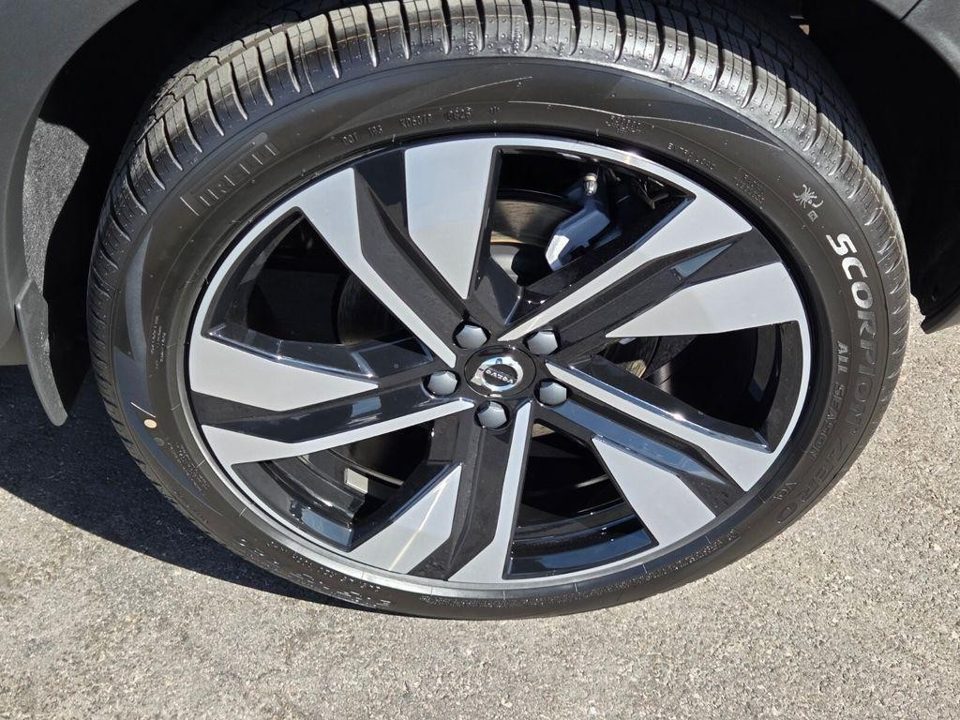 2026 Volvo XC40 Ultra, B5 AWD Gas (mild hybrid), Dark