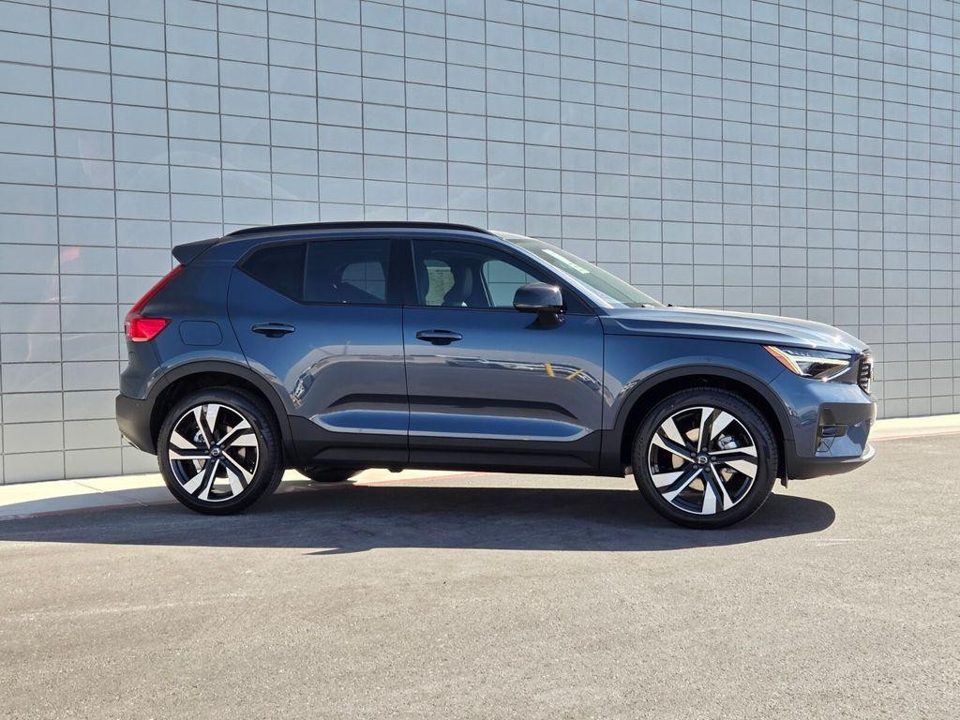 2026 Volvo XC40 Ultra, B5 AWD Gas (mild hybrid), Dark