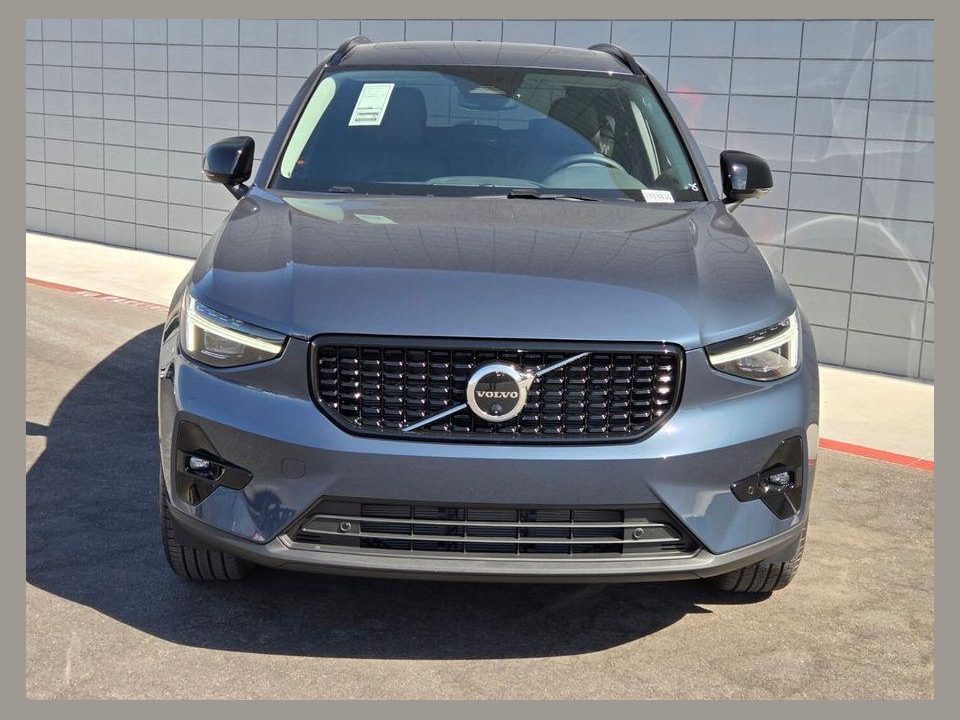 2026 Volvo XC40 Ultra, B5 AWD Gas (mild hybrid), Dark