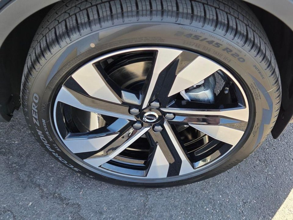 2026 Volvo XC40 Ultra, B5 AWD Gas (mild hybrid), Dark