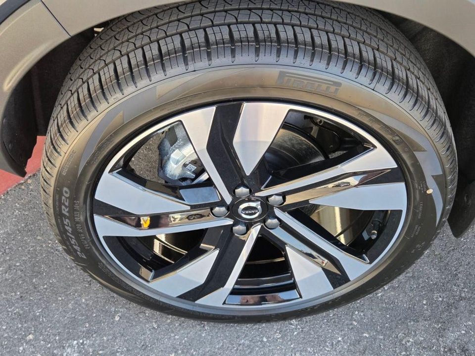 2026 Volvo XC40 Ultra, B5 AWD Gas (mild hybrid), Dark