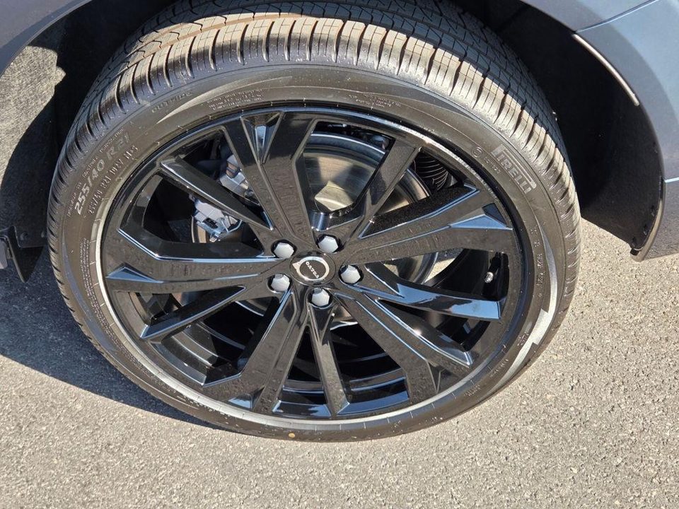 2026 Volvo XC60 B5 Ultra Black Edition