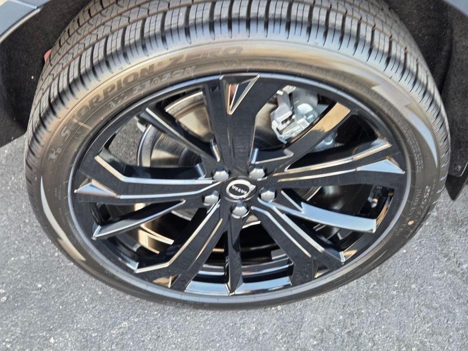 2026 Volvo XC60 B5 Ultra Black Edition